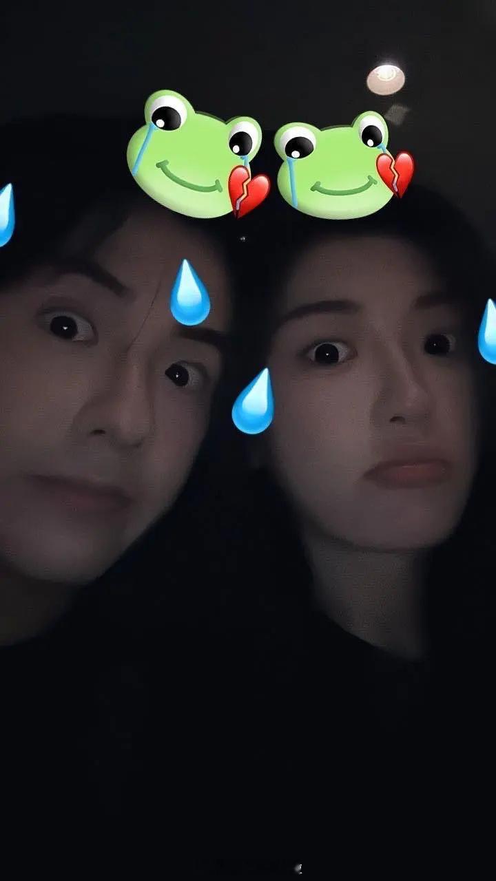 卡子在自己的粉丝群里发了合照，乐乐言还在卡子群里跟大家打招呼🫣  乐乐言还在卡