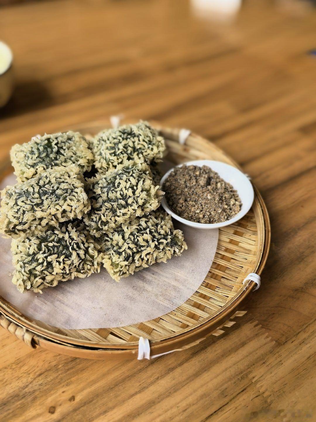 这个叫什么？艾草糍粑？刚吃完就忘了。好吃。 