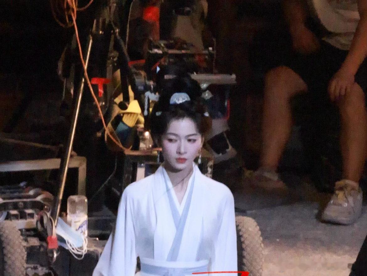 又一部新剧开播，吴谨言和陈哲远主演的《御廷谣》最近时不时的上新剧《这一秒过火》，