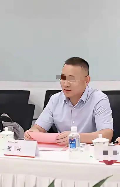 曾主任这么卖力表现，怕不是早就尝到了“捷径”的甜头！

有人爆料，她和祖院长20