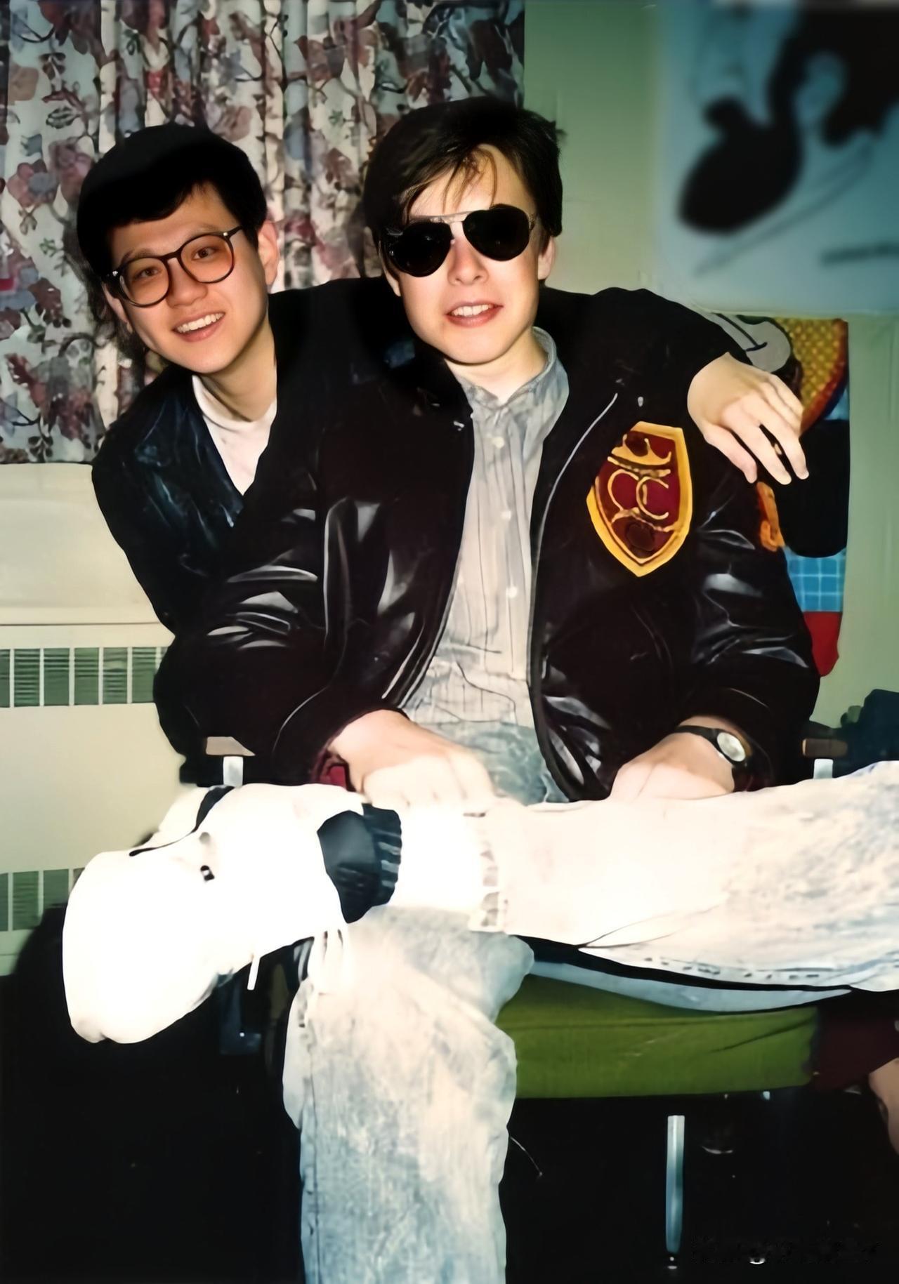 一九九零年，大学时期的马斯克在宿舍与同窗室友法鲁克的合影。此时马斯克十九岁，戴着