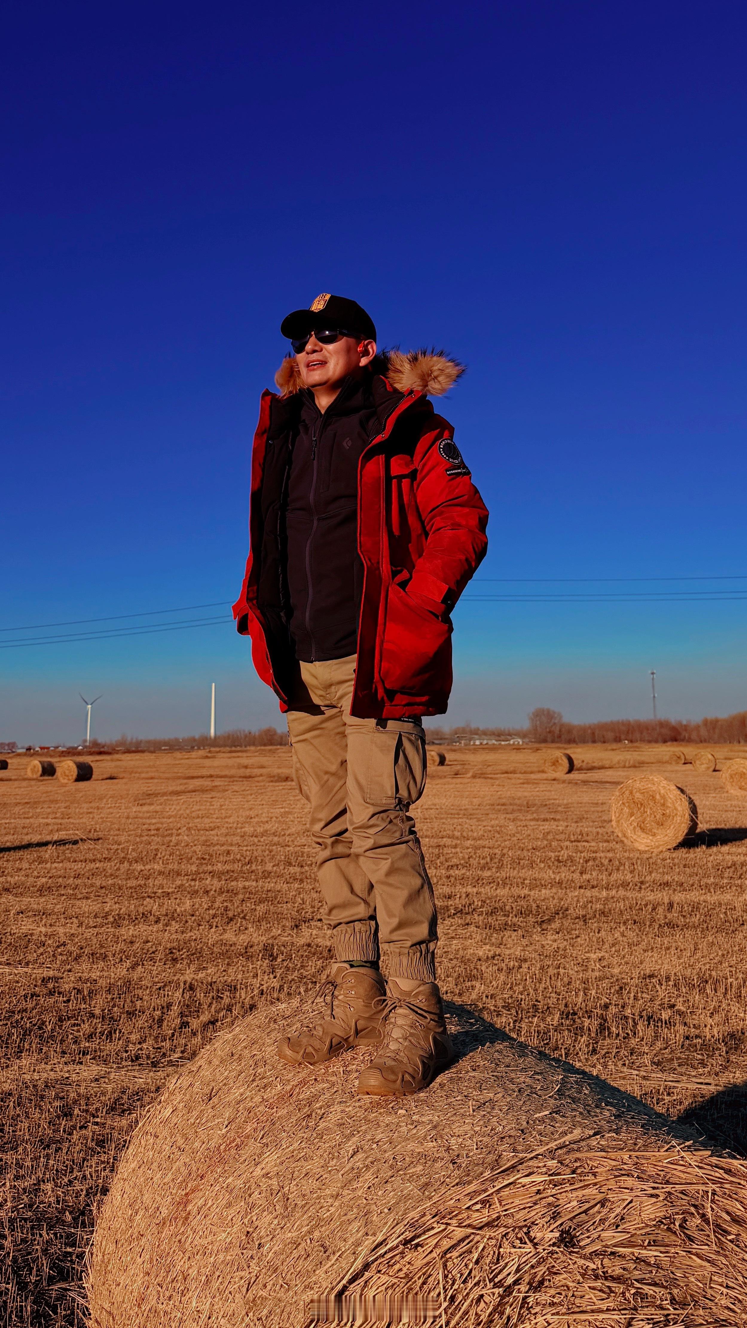 挑战天门山99道弯道！一个路虎一个奇瑞，一个成功一个失败。当年路虎成登顶，董荷斌