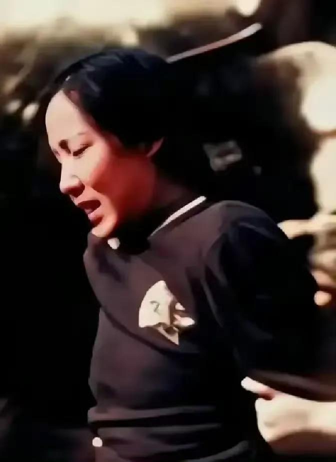 1952年11月19日，陈玉贞烈士在台北马场町刑就义前被强行拍下的照片，敌人企图