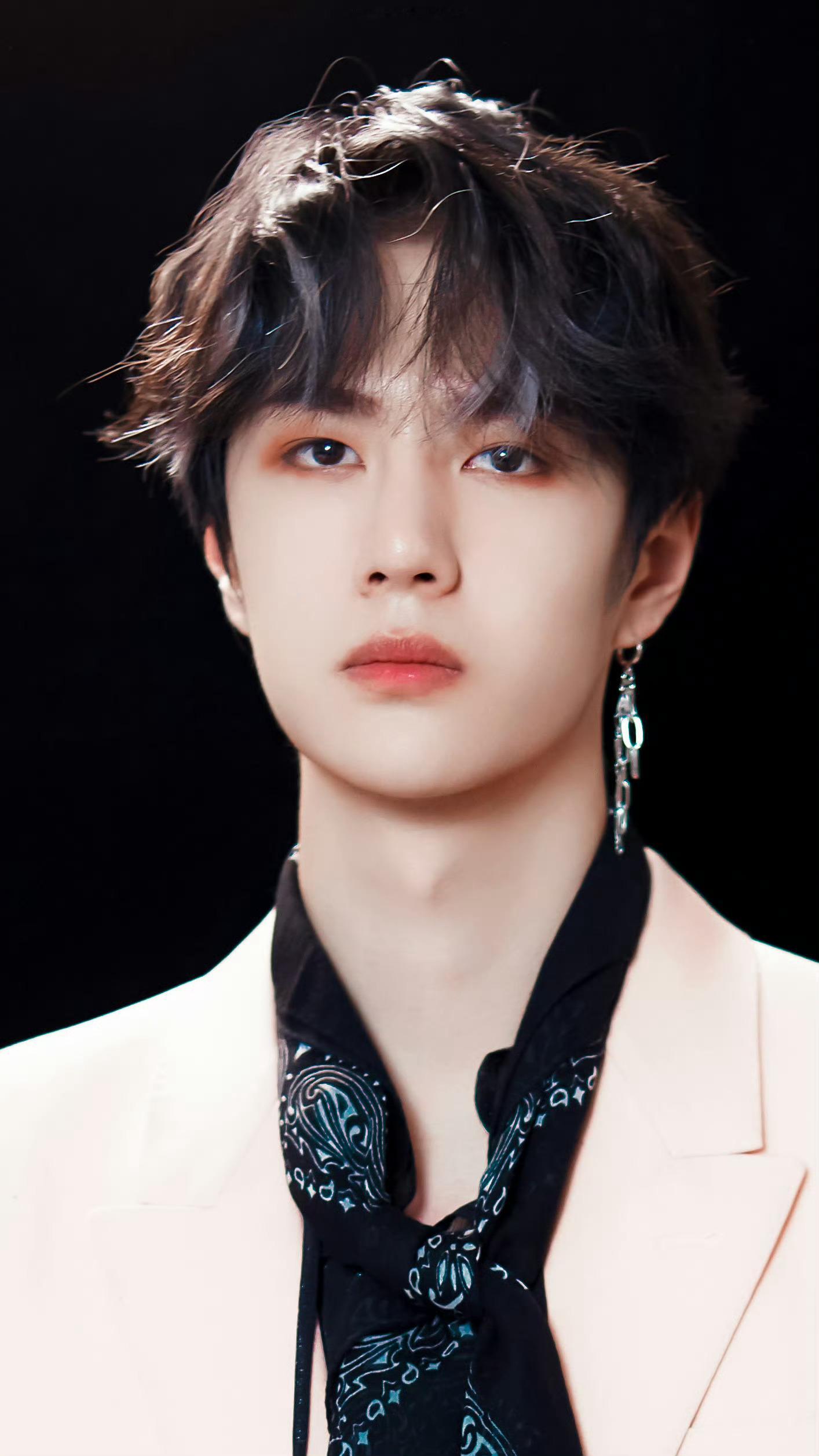 粉西装 丝巾配单耳环，王一博简直就是人间极品，没人能穿出这种感觉cr:logo 