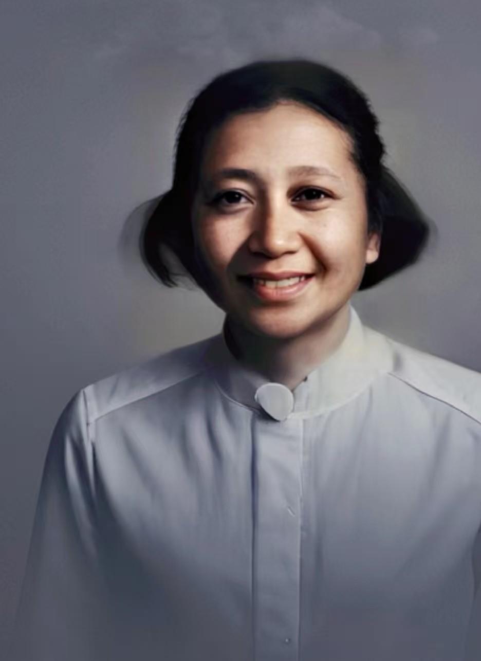 三岁后那张全家福，他穿着旧军装站在中间，我和妈站在两边，现在照片泛黄，边角卷了。