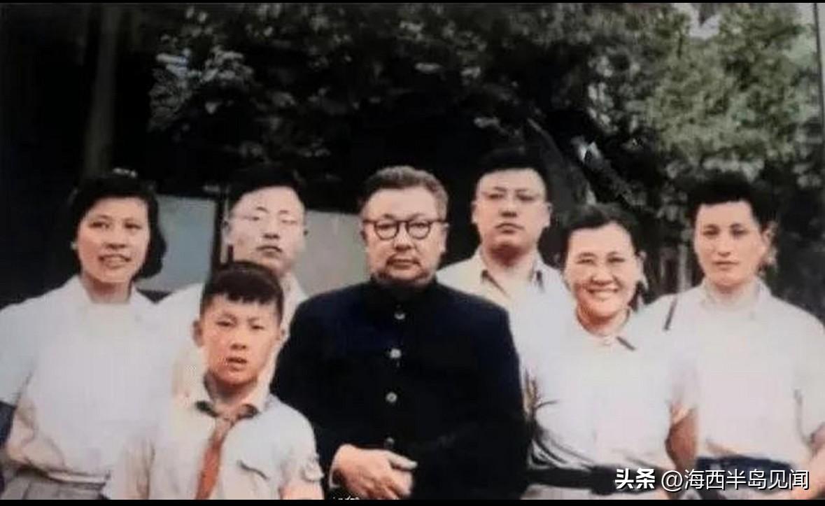 这是上世50年年代，开国上将李克农与妻子赵瑛及子女在家院内的一张非常珍贵的全家福