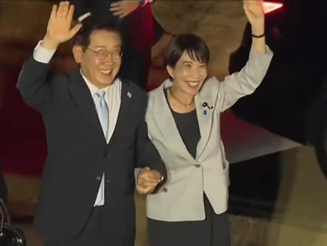 高市早苗与韩国总统李在明的过分互动，引起国际社会热议。李在明在试戴高市早苗送的眼