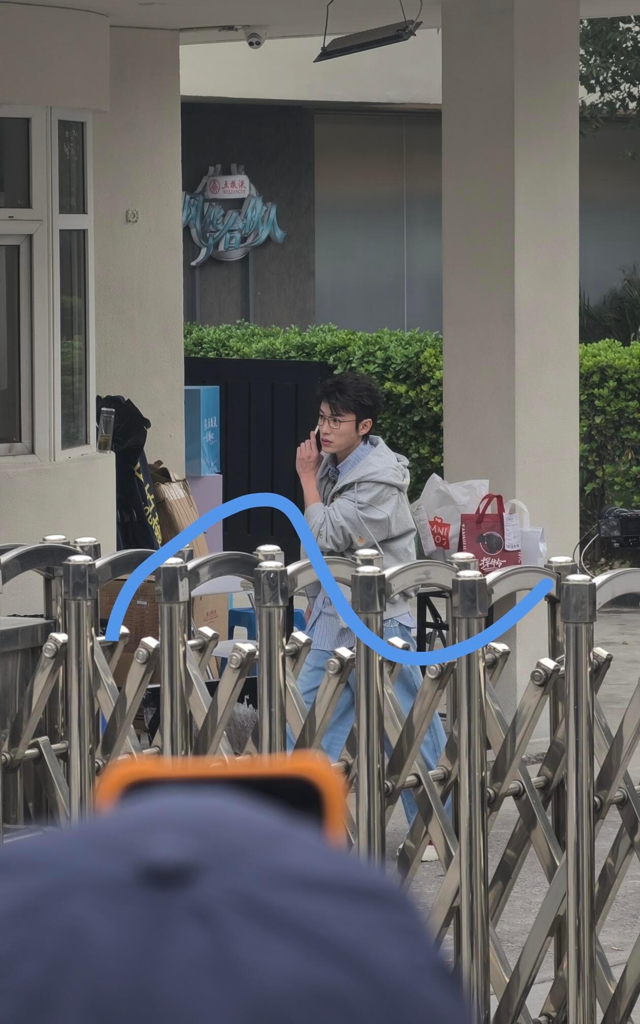 代旭内娱掀桌后酒吧擦桌 谁懂啊！我的斯文败类天花板，现在居然在风华合伙人当起了酒