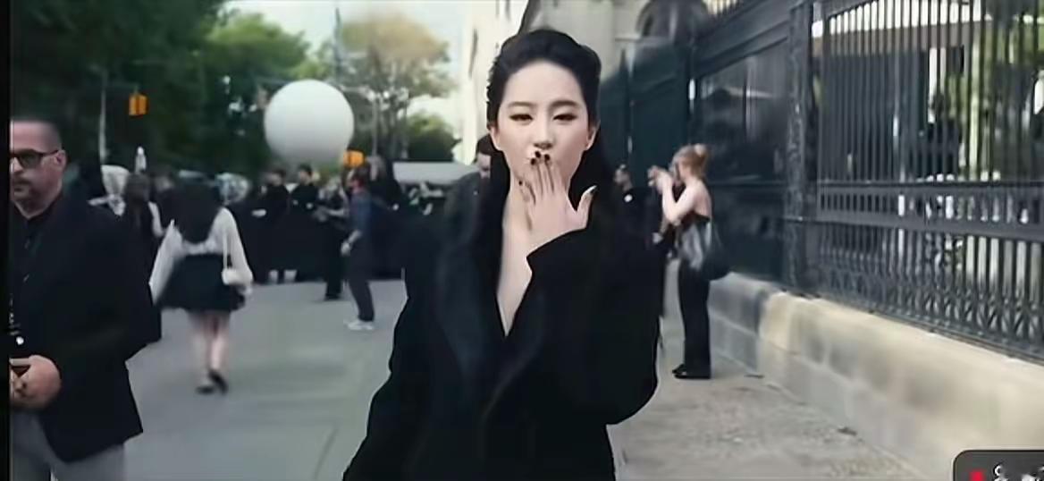 刘亦菲女王气场