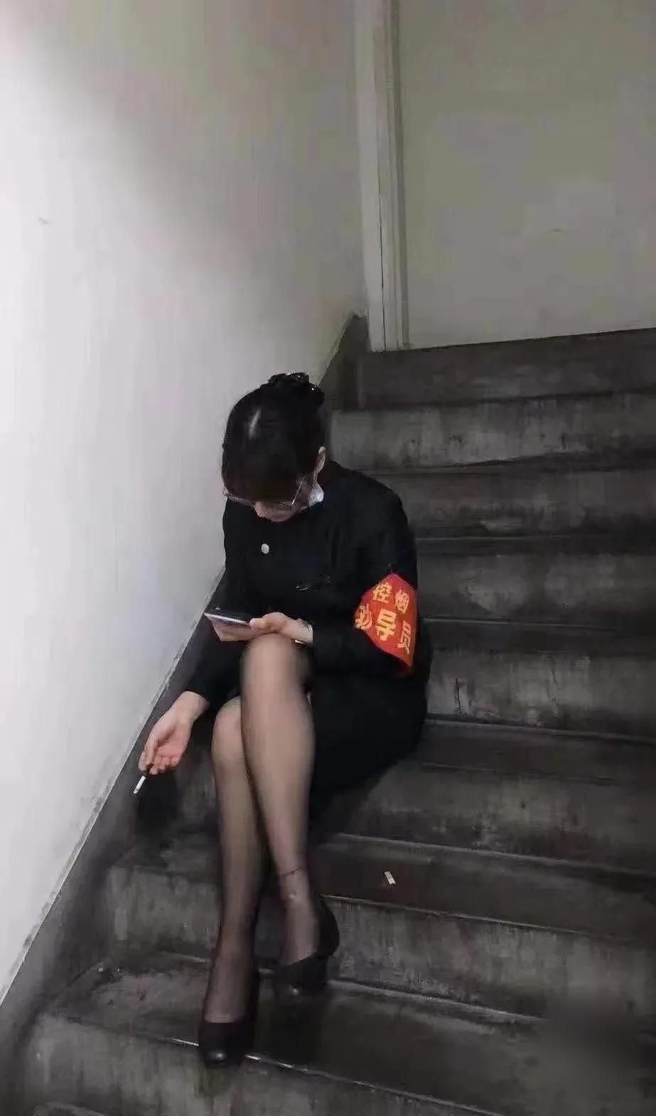 说出一个香烟名字证明你不再年轻印象中最便宜的烟为9分钱一包。烟名为《经济》、《红