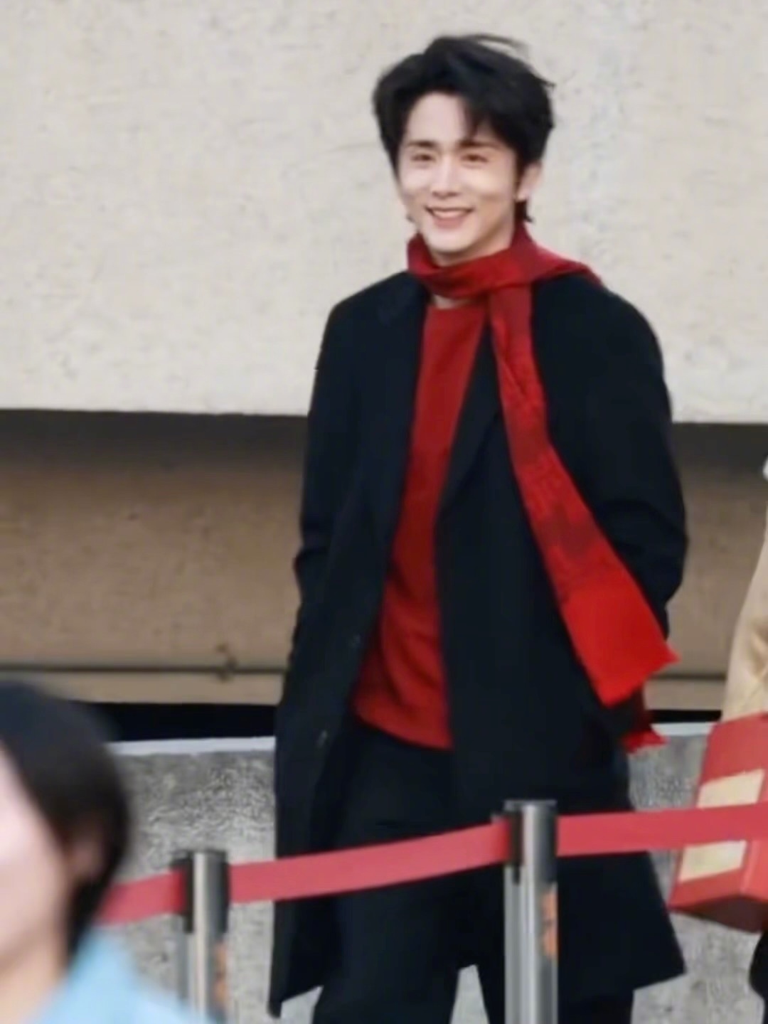 张新成明媚成啥了 寒冬里的一抹暖阳，张新成笑眼太治愈，一眼如沐春风，明媚到心尖发