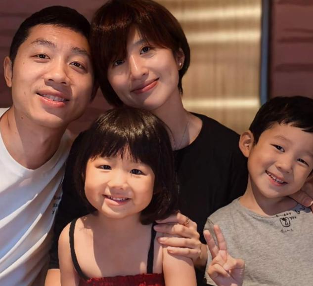 主持人问许昕:"你会让你儿子走打乒乓球这条职业路吗？"许昕说:"如果我儿子愿意，