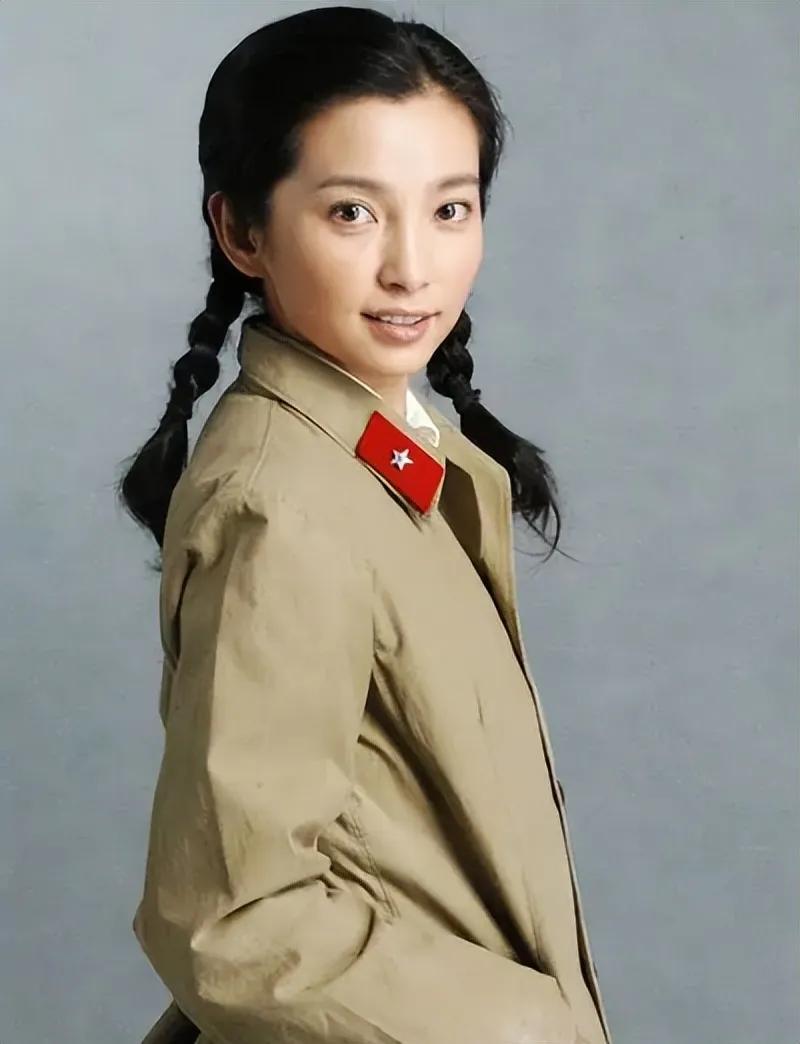 这样的巨星，竟没看过她演的作品。单看人，给人的感觉一般，不化妆，就是个普通的女孩
