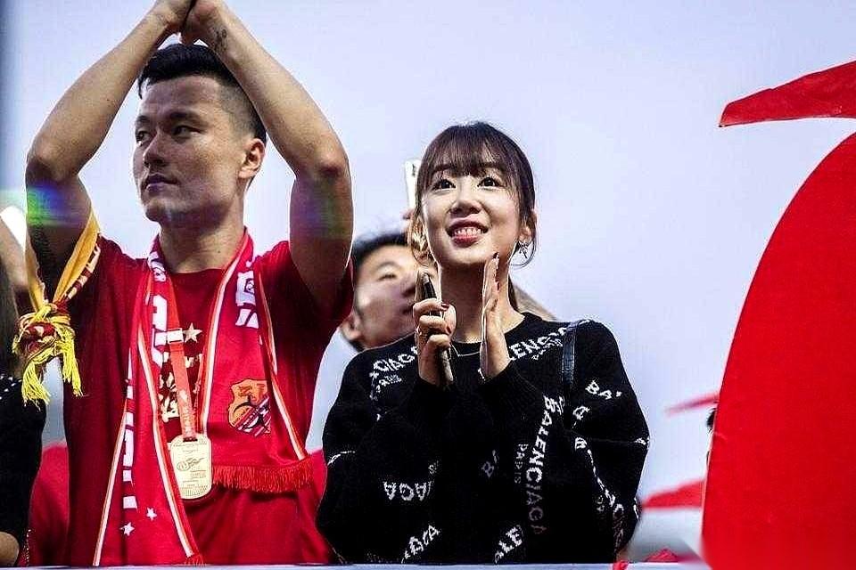 郜林自己上电视吐槽，说现在当中乙球队“老总”，工资还不够每天开车的油钱和过路费。