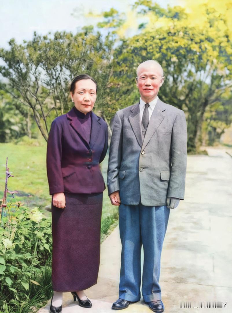 这是陈诚晚年与他的妻子谭祥外出散步时的一张老照片，拍摄于上世纪60年代初期，这并