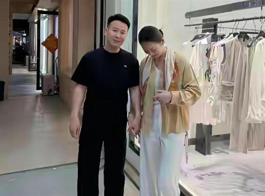 大衣哥前儿媳陈亚楠婚后恩爱秀不停，新老公面前，从不穿高跟鞋 