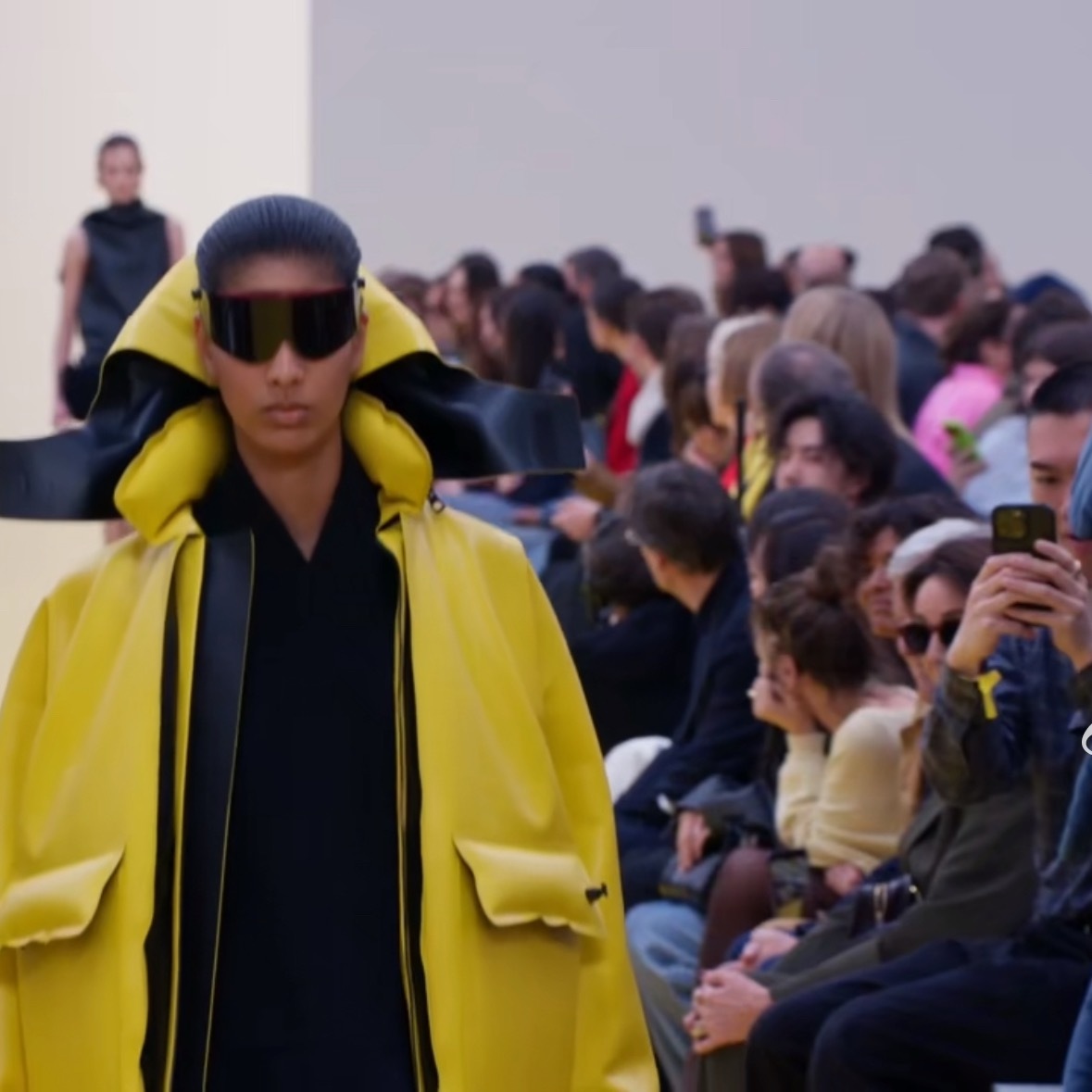 好可爱伸着头看 是不是在想这件自带枕头可以随地大小睡 