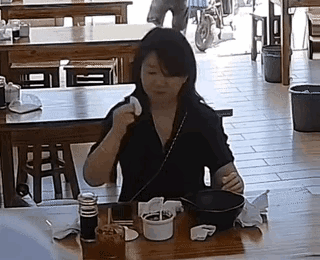 “鼻涕婷”被扒了个底朝天，这下出门真的社死了！但她本人好像根本没觉到，脸不红心不