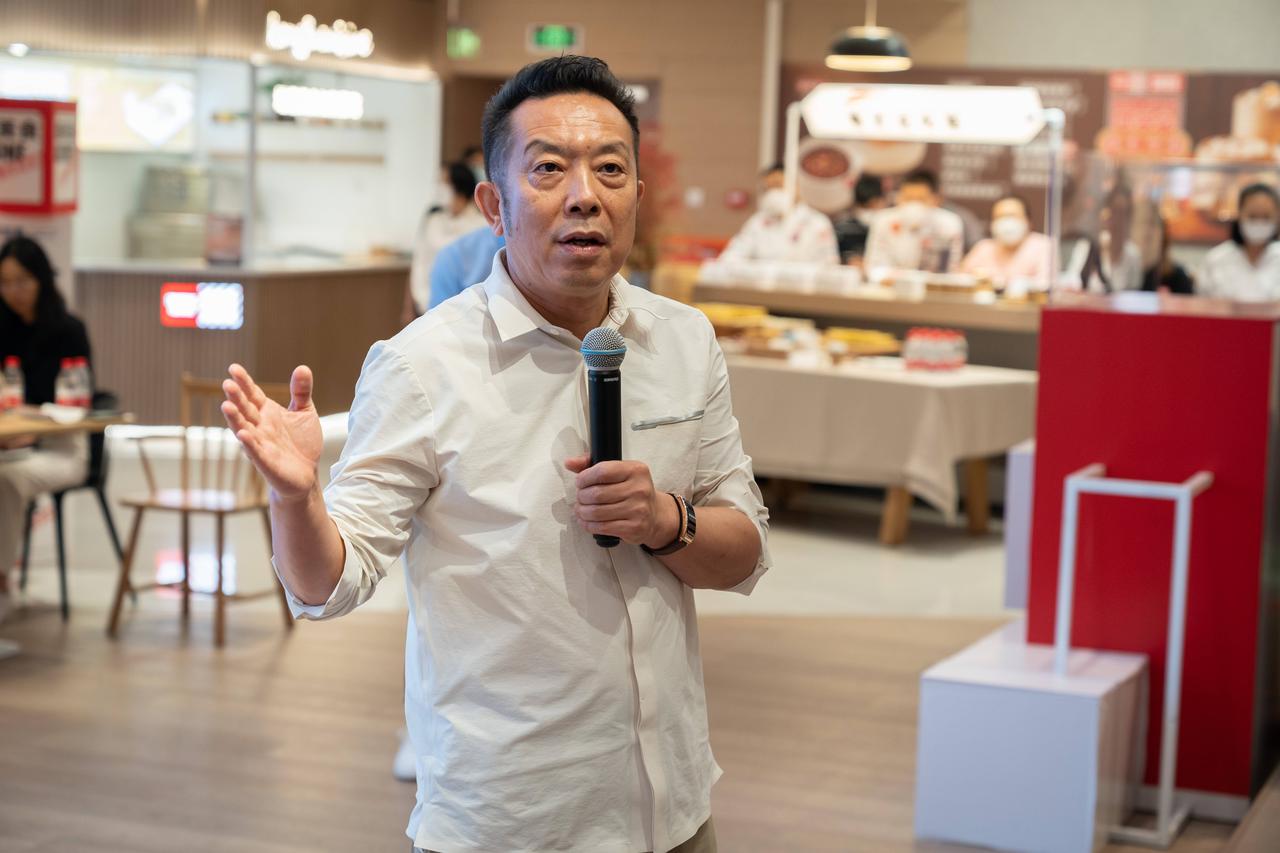 贾国龙怎么也不会想到，他的西贝，再上热搜，已是“彻底倒闭”！
尽管“彻底倒闭”被