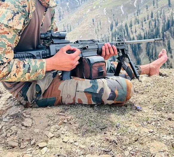 印度士兵与装有Trijcon ACOG瞄准镜的内格夫轻机枪