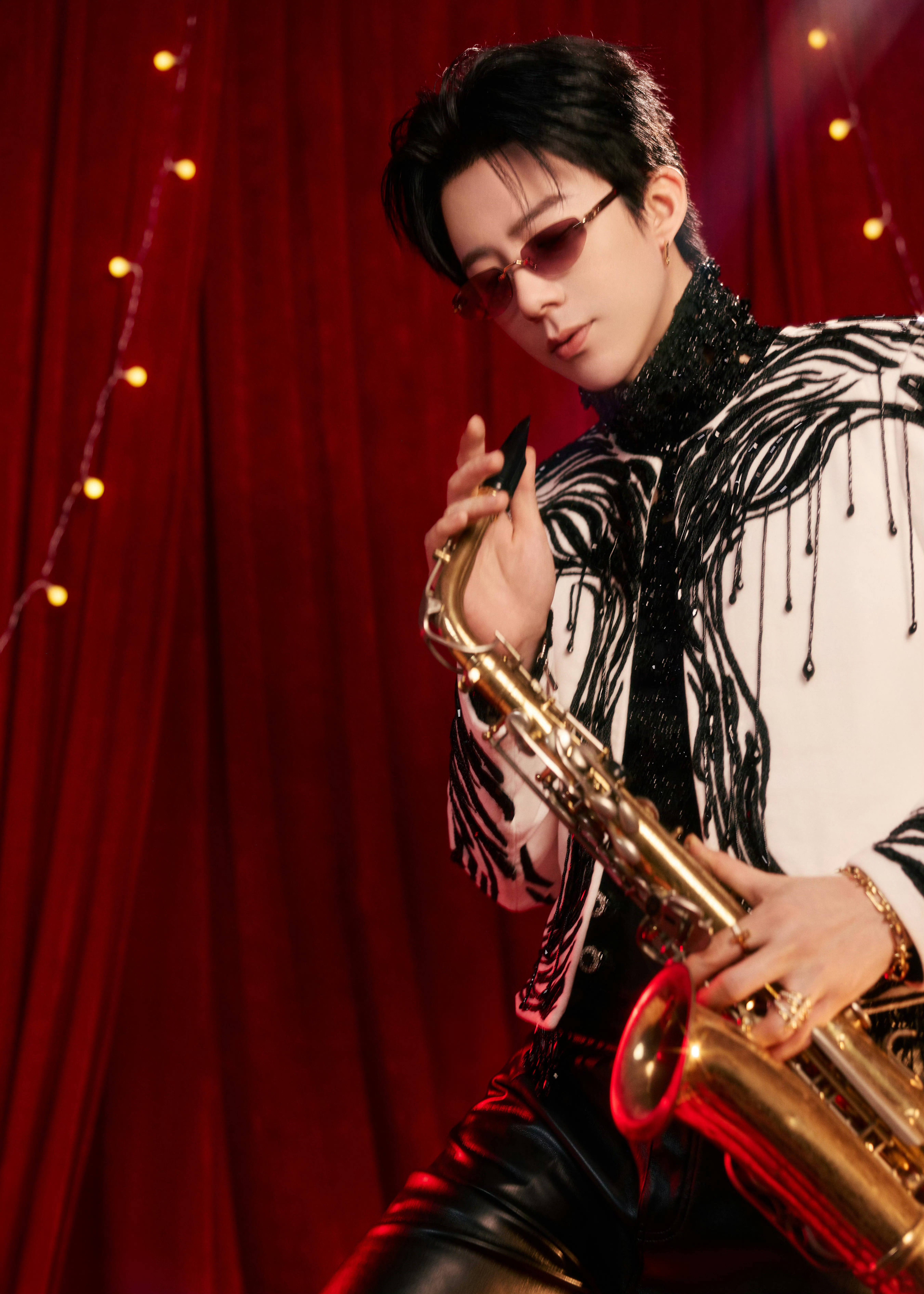 刘宇宁比心好甜～都比到心巴巴上来了～昨晚惊喜之夜这套特别定制穿搭look太绝了。