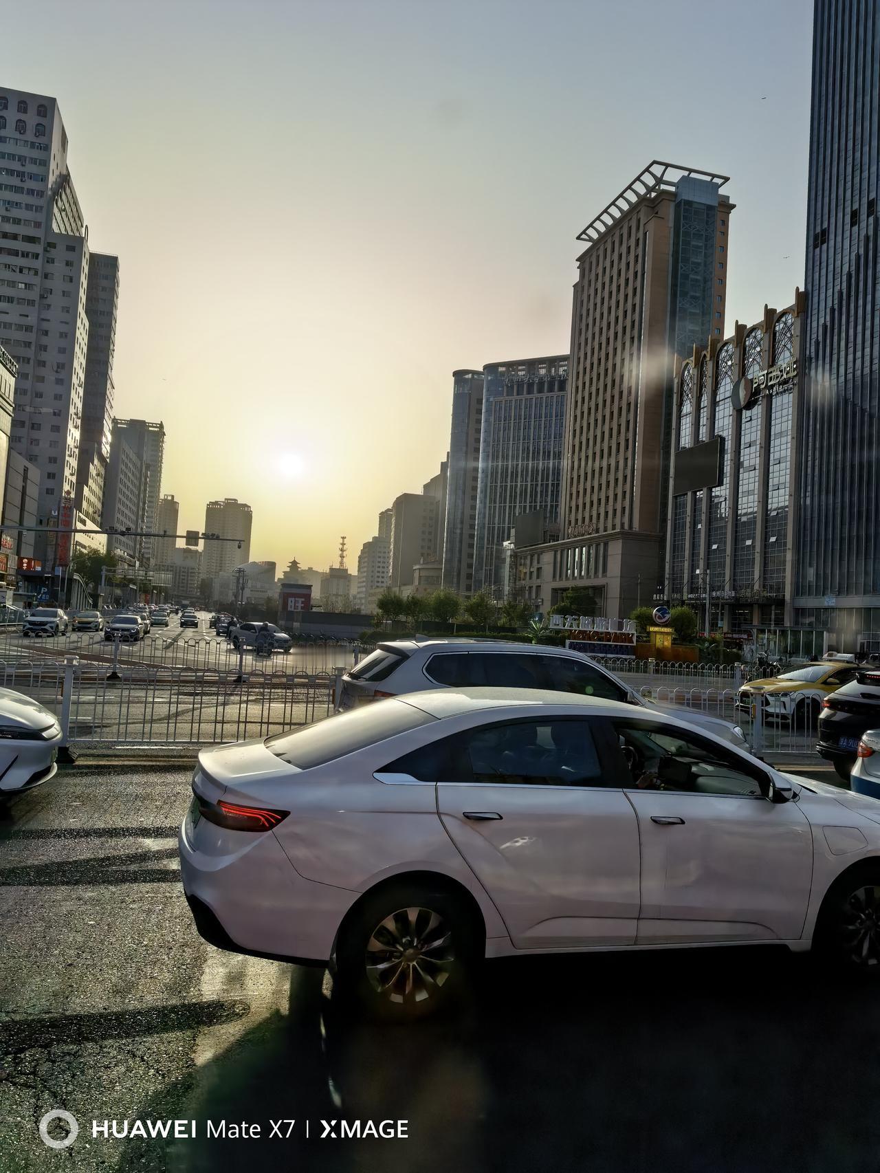 今天兰州天气真是不错，太阳一出来，下午就感觉热了，穿的厚了走在外面竟然出汗了。