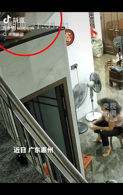广东惠州，一小孩为了模仿奥特曼，竟从厕所上面纵身跃下，最终导致双脚跟骨折。监控录