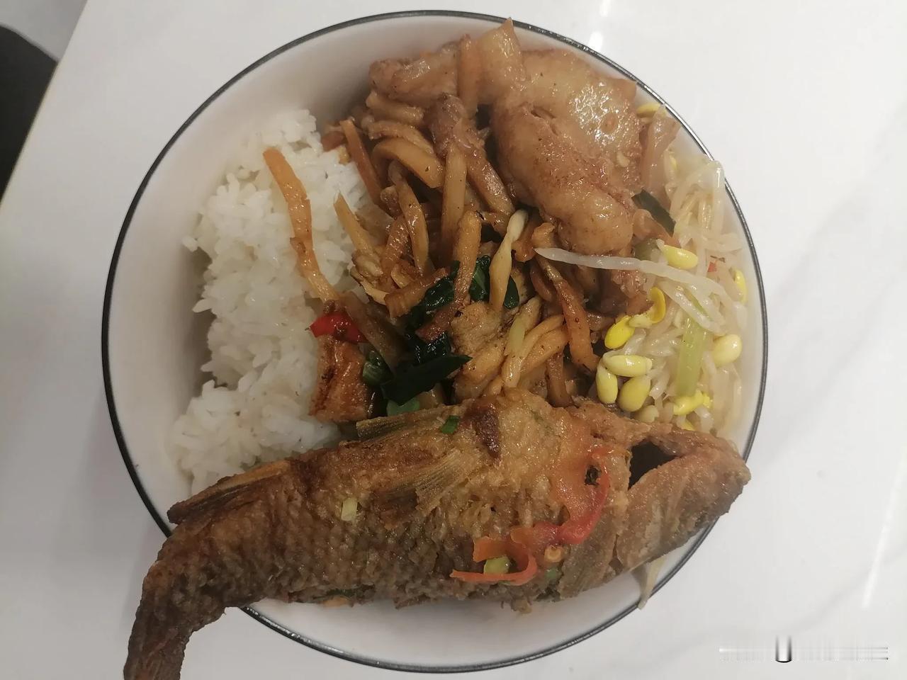 中午就这样简简单单又一餐。一点炒豆芽，一点回锅肉炒笋子，还有油炸和花鱼。贫穷百姓