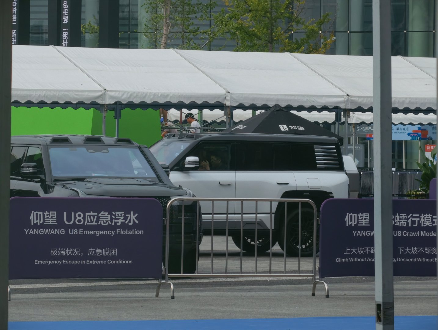 每届车展外广场，基本都是被比亚迪包场做技术展示的，果然就是家大业大，什么上山下海
