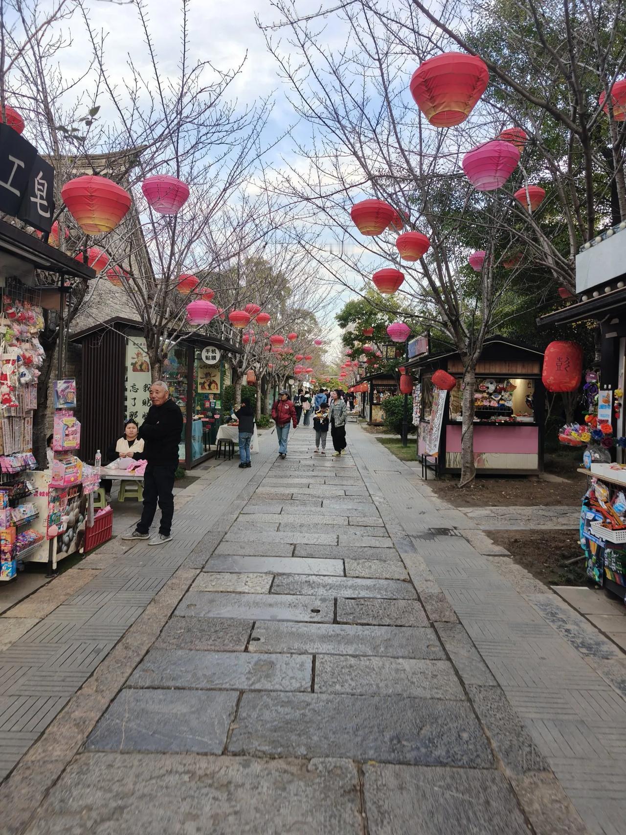 徐州这个地级市还有地铁，非常方便，城市规模不小，2023年GDP达到八千多亿，真