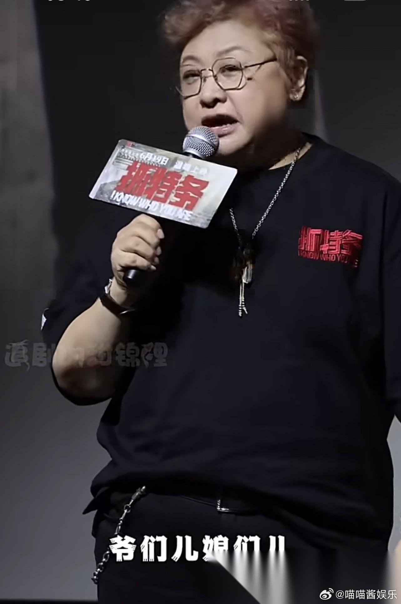 从来没想到 一部电影的上映 需要明星在台上求爹爹告奶奶，给个面儿去影院支持 韩红