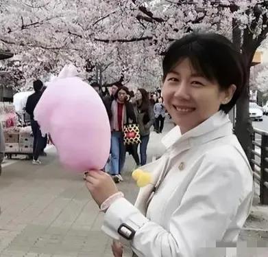 1999年湖北687分文科女状元戴柳，被父亲偷改志愿错失北大，戴柳下定决心从此在
