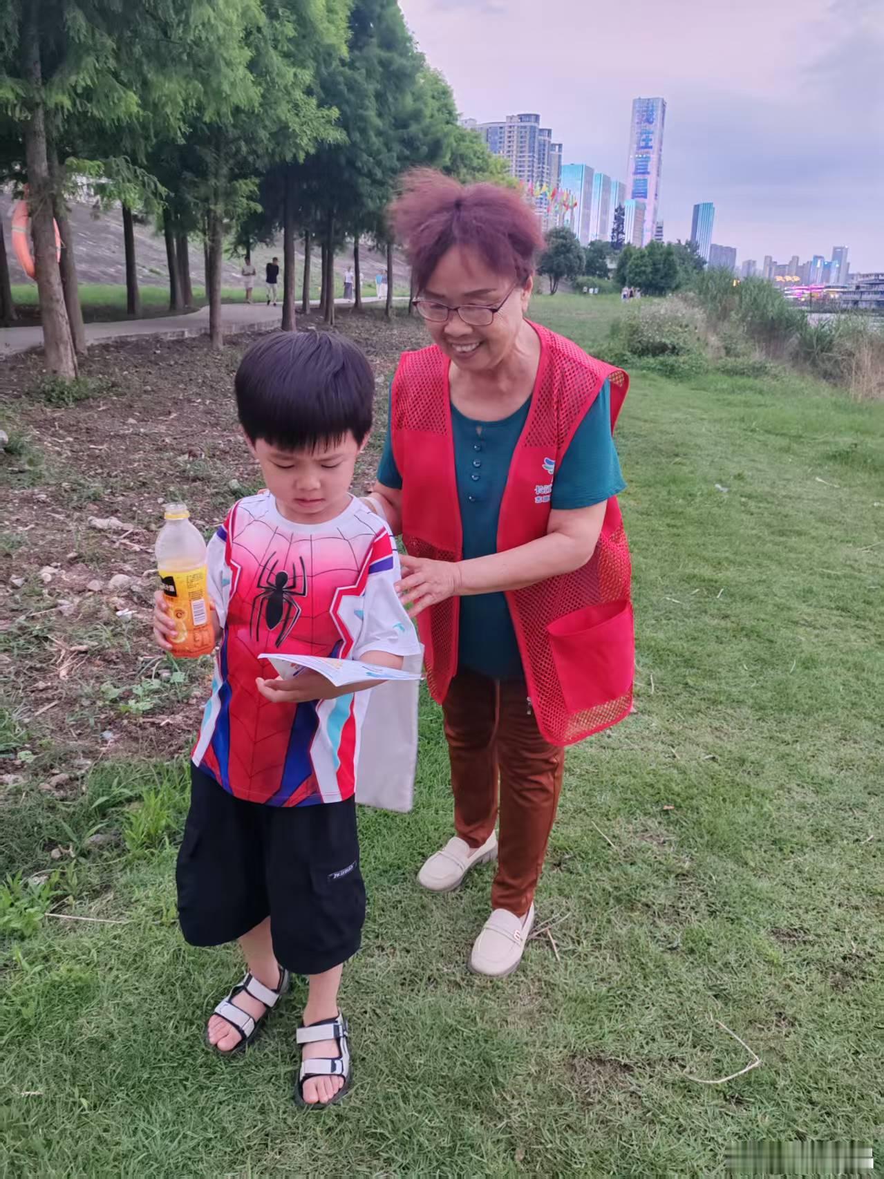 九码头的黄昏每到傍晚，九码头的江边总是格外舒服。江风凉凉的，吹在身上十分惬意，天