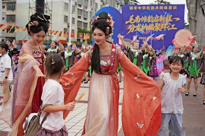 分龙非遗巡游嗨翻村BA作为外地游客，彻底爱上环江的烟火与热血。村BA赛场激情澎湃