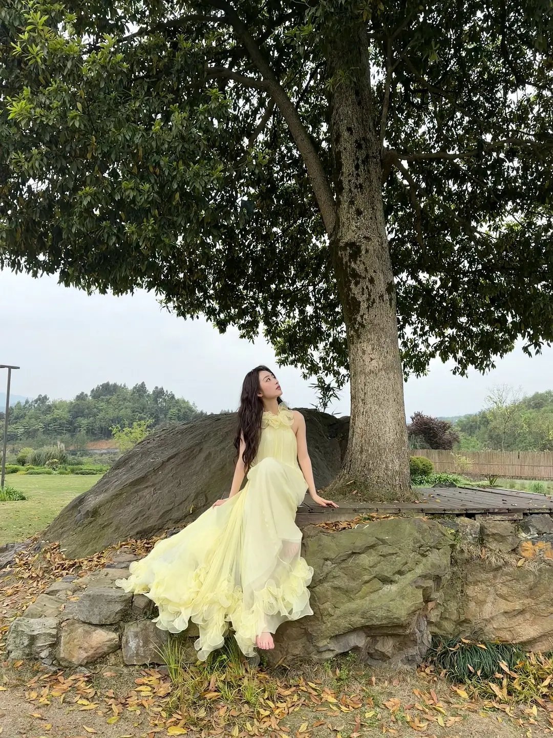 同一家公司同一个活动，待遇差距能这么大？有人豪华布景排面拉满，有人直接被扔去山沟