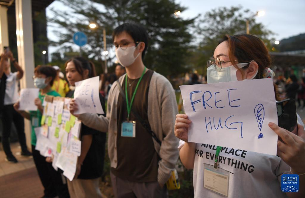 义工暖心行动，共筑灾后避风港

11月30日，香港大埔广福休憩处上演温情一幕：一