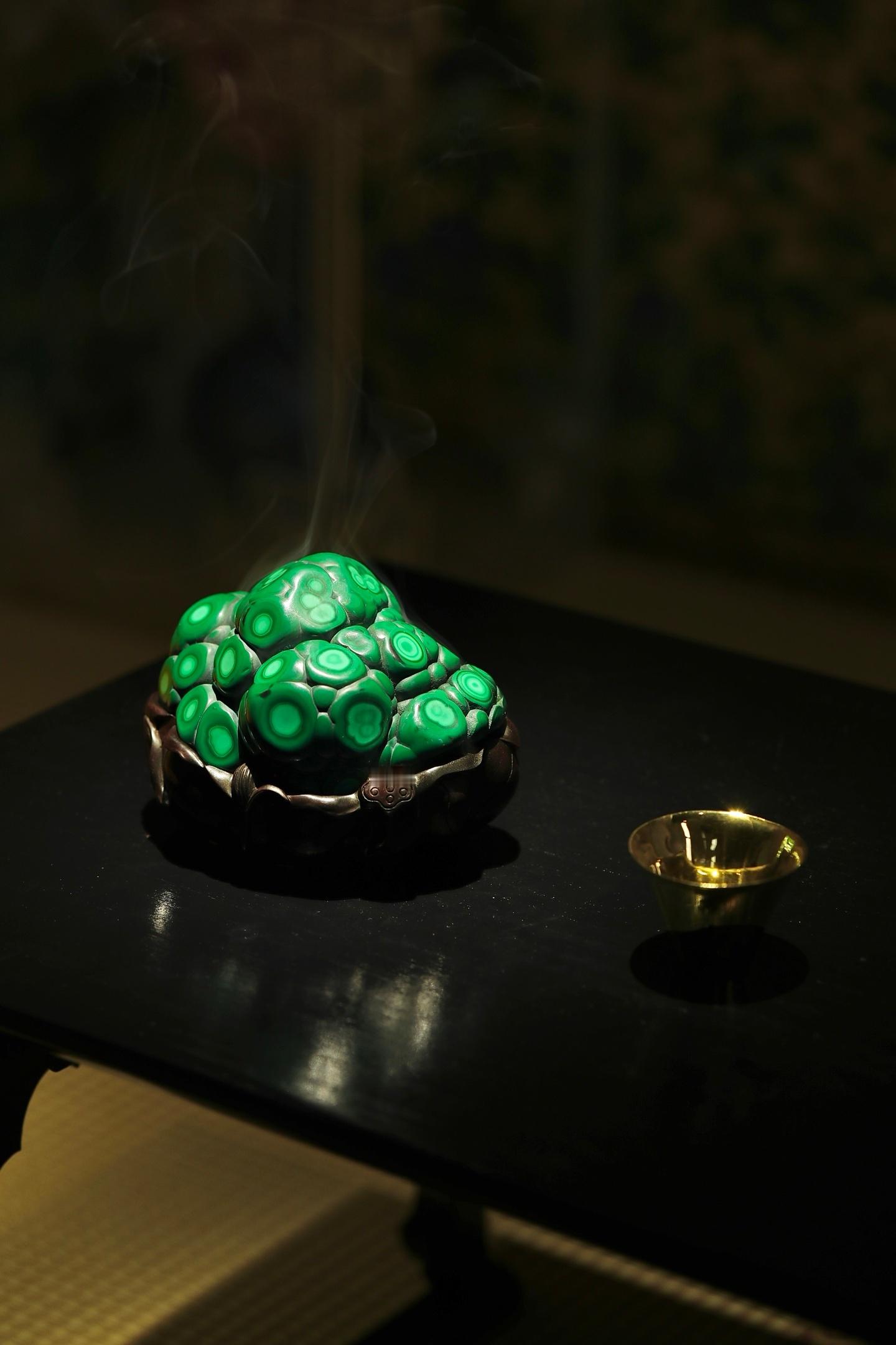 孔雀石 | 香炉原石自带经典孔雀眼环状纹理，浓翠碧润，层圈眼纹规整饱满，色泽浓郁