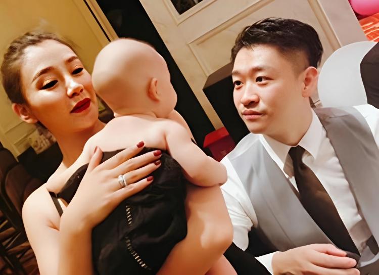 当年，曹云金与妻子、女儿一家三口的留影。