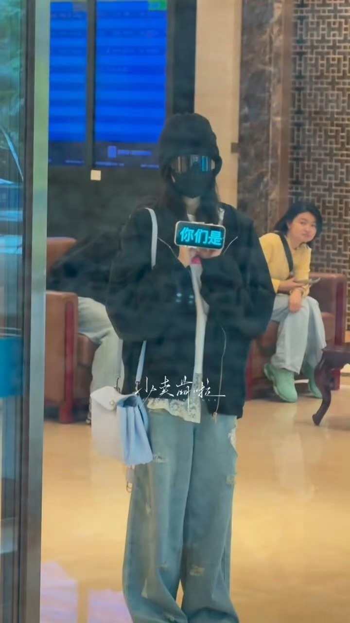 白鹿今天刚落地就给粉丝举了“你们是最棒的”，早上看见这个一天的心情都会变好吧🥰