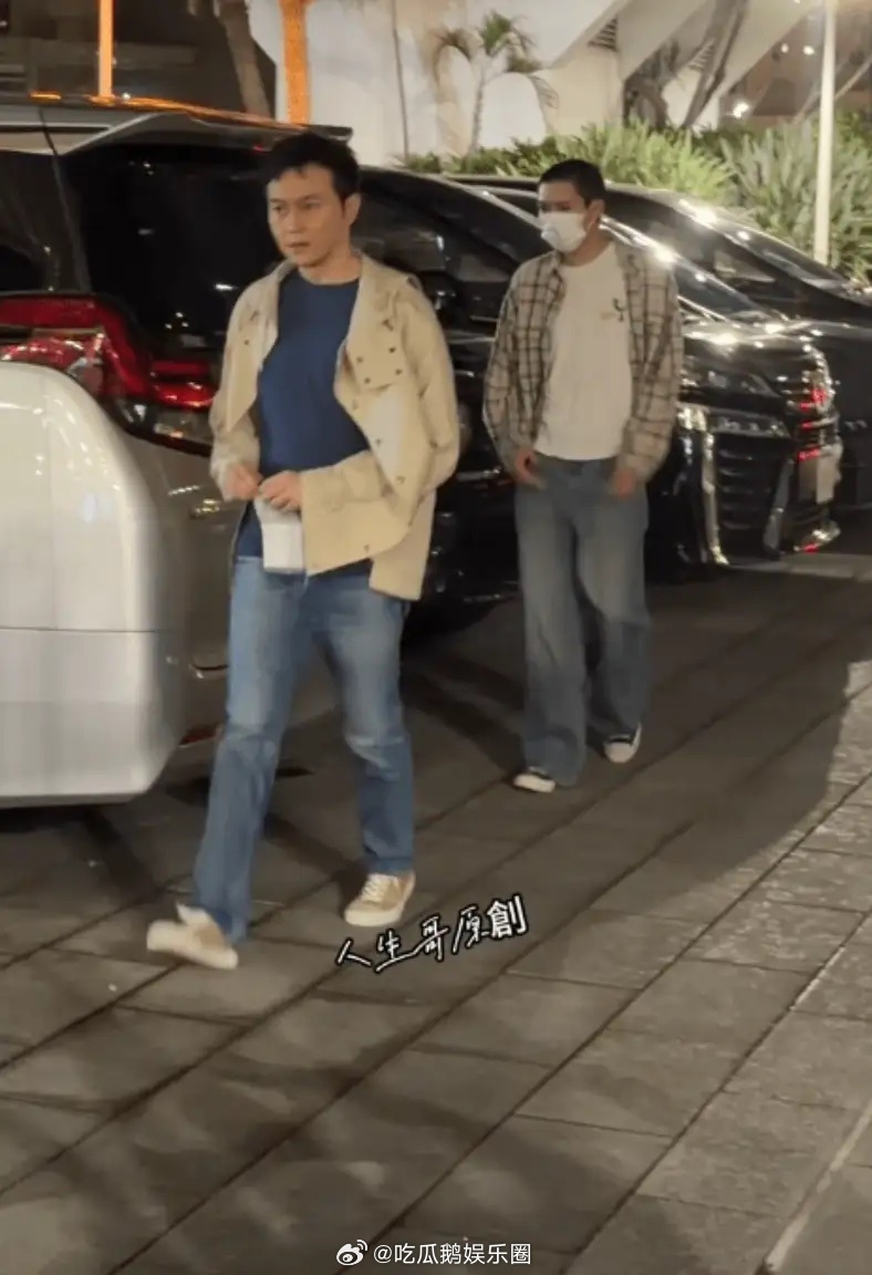 张智霖19岁儿子回香港形象大变，剃寸头清爽成熟，1.8米身高瞩目！ 