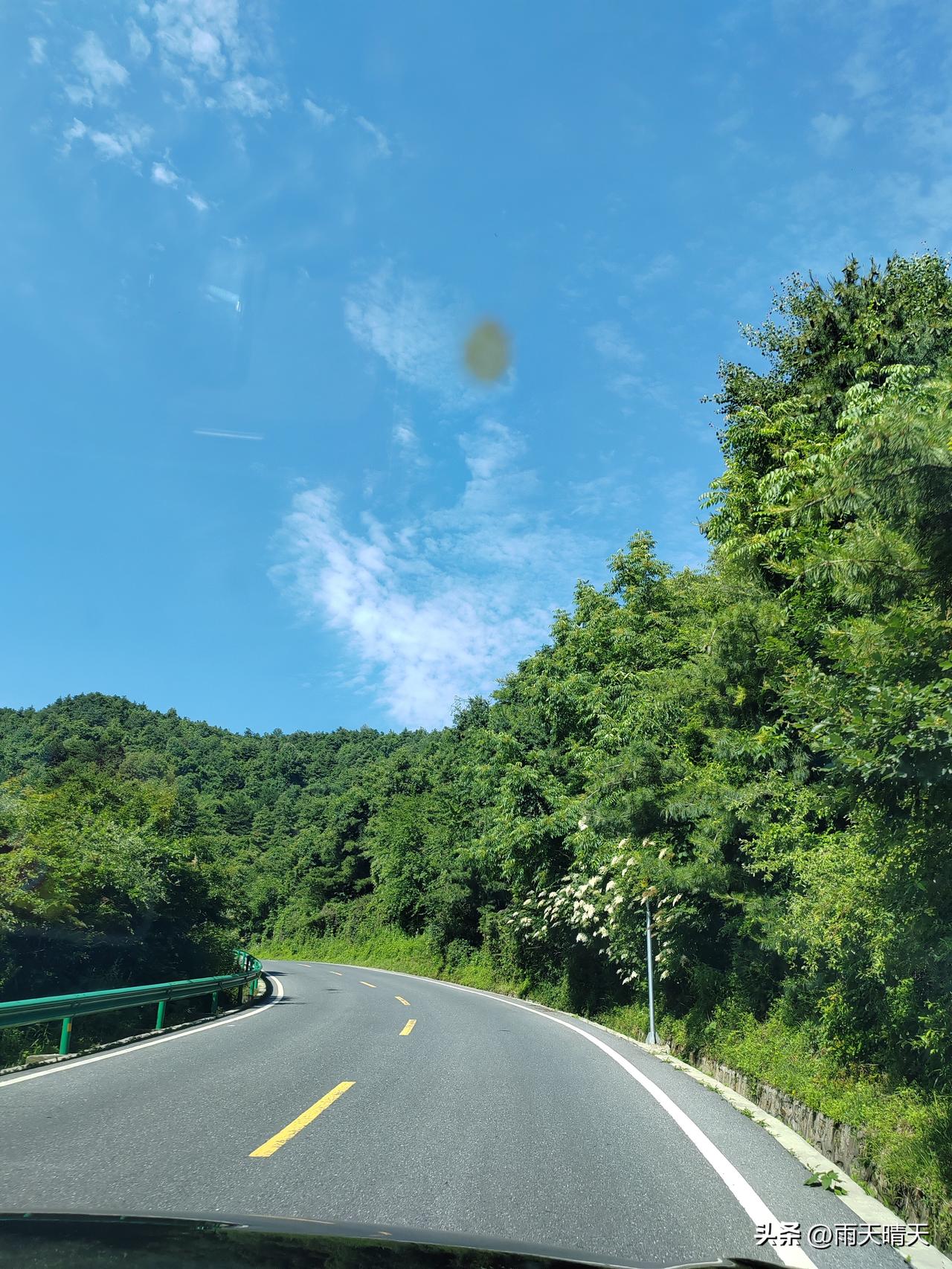 走，带你去看沿途的风景。
果然最好的风景在路上。
自驾穿越秦岭太洋线。