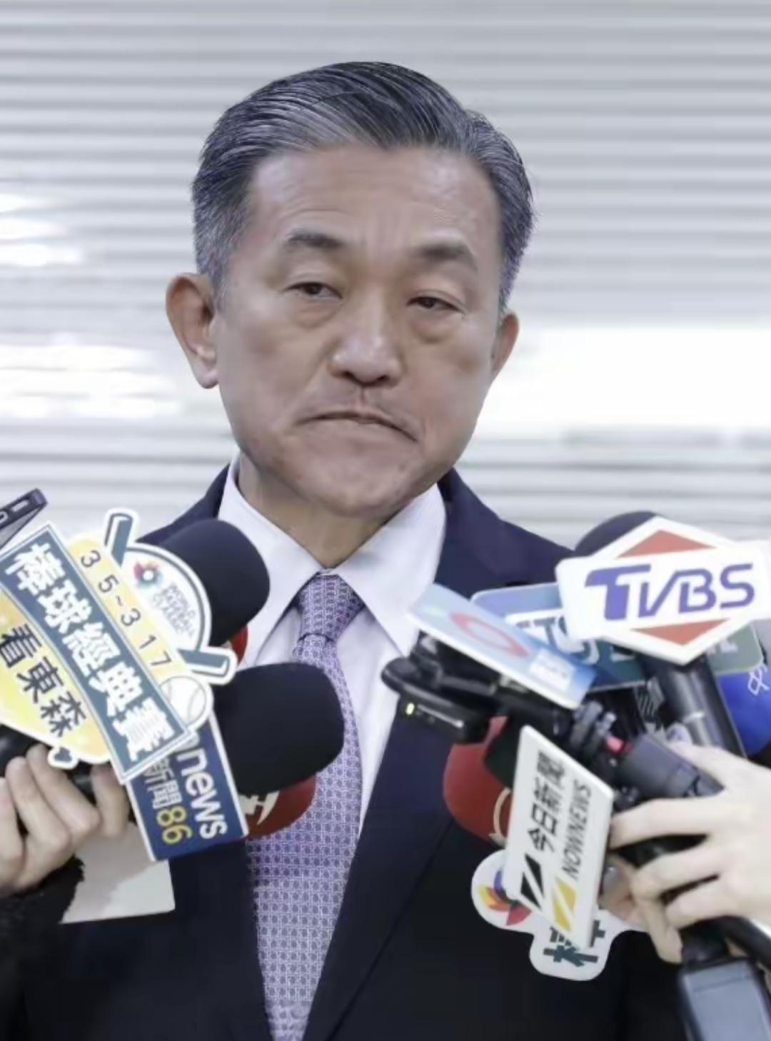 民进党立委王定宇现在的名声是臭大街了，闹出与企业家争夺“小三”的丑闻，确实是一个