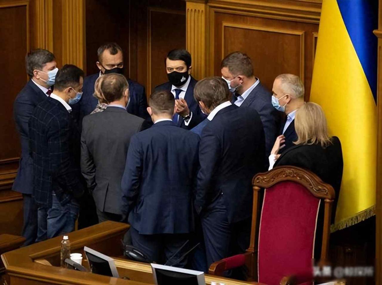 乌克兰谈判桌上空椅子越来越多，美俄互不退让，乌方悄悄飞去佛罗里达谈秘密协议

到