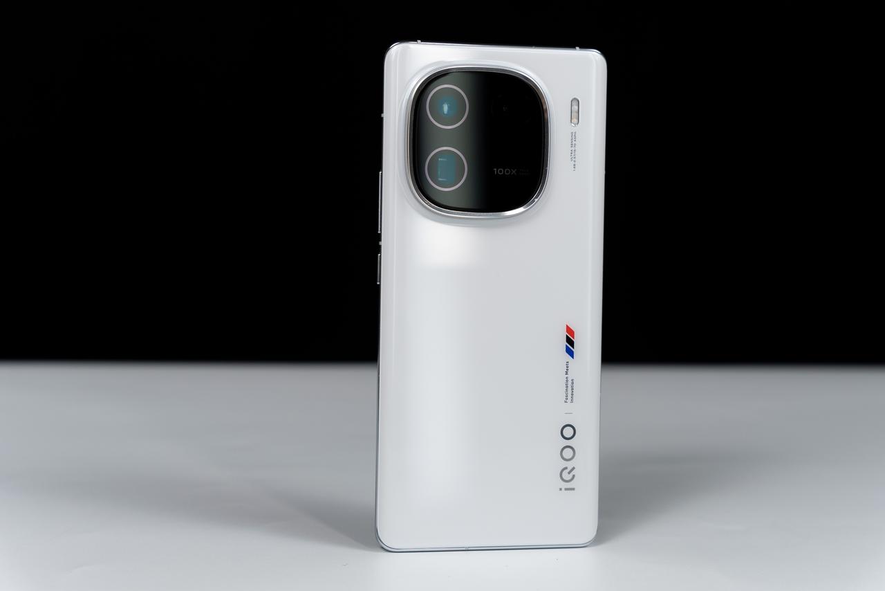 iQOO 12 Pro

无论如何，手机行业出现了不同的设计语言

配置各方面都