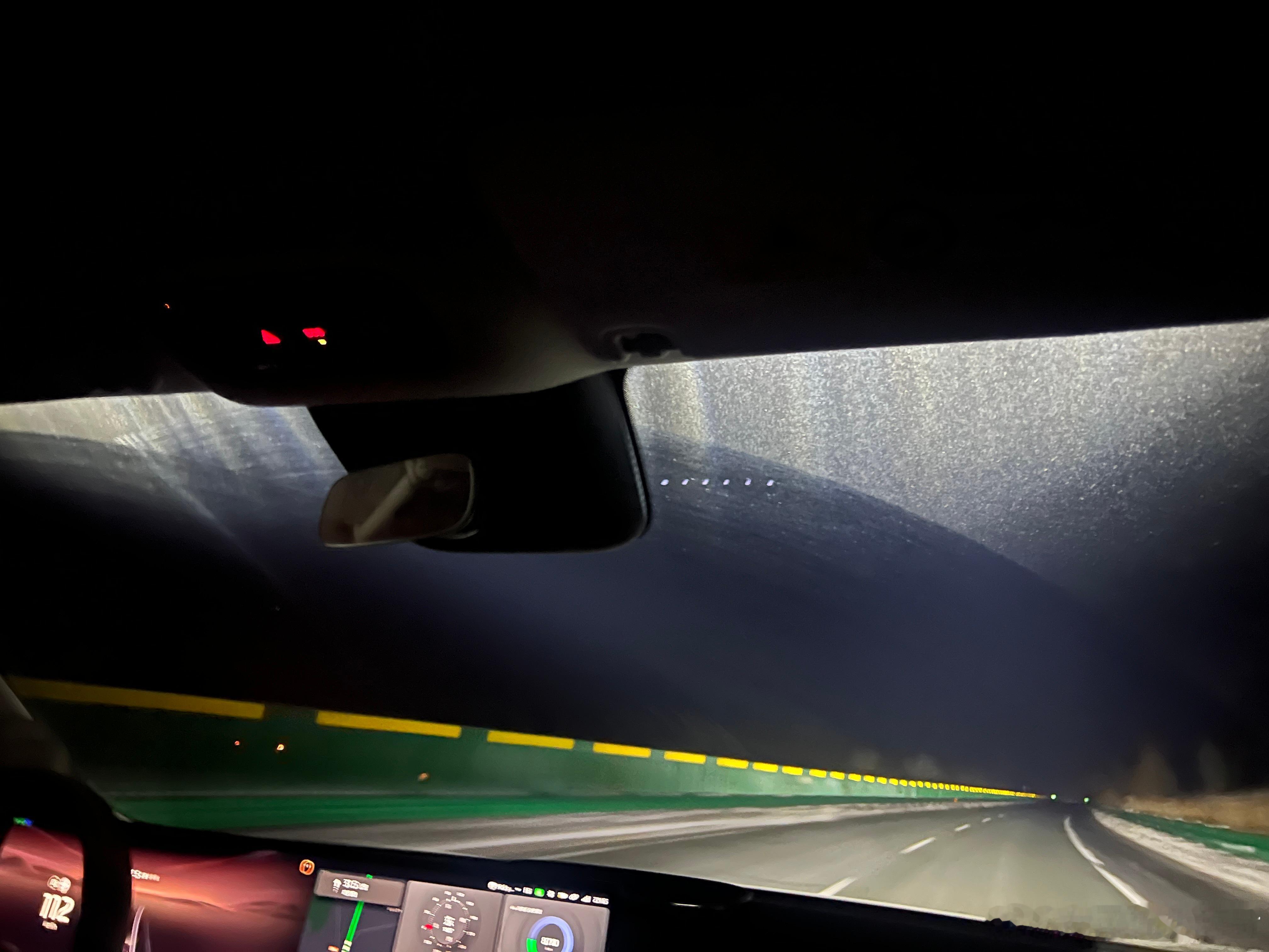 LS9这个车顶探照灯在人车稀少的野外高速巡航真的很适配打开之后照射距离更远、视野