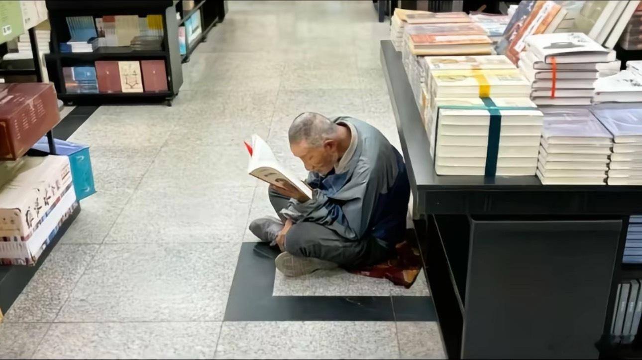 读书是为了让你明辨是非,而不是为了让你自觉高人一等！有人投诉图书馆有流浪汉接受不