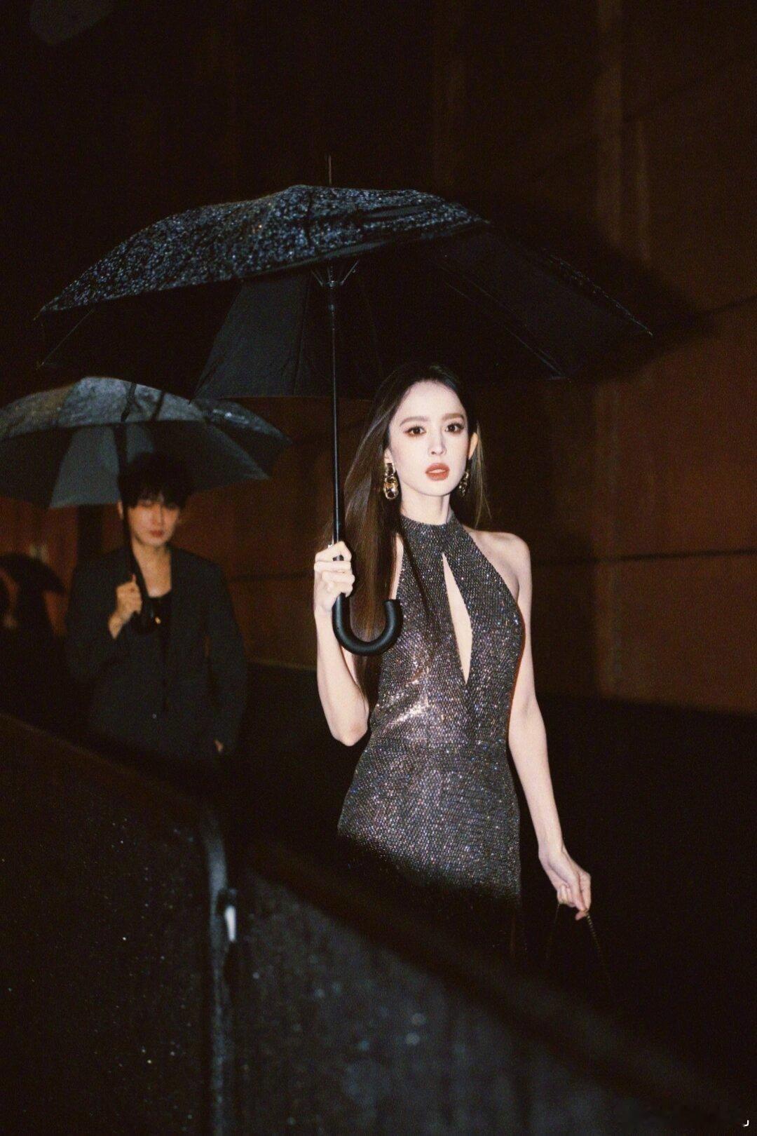 #娜扎看秀状态#、#娜扎米兰半夜睡不着#  娜扎看秀状态，可以有啊，娜扎米兰半夜