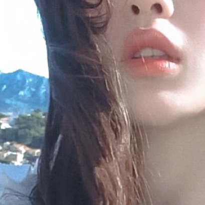 日落是免费的，春夏秋冬也是，不要觉得人生是那么平淡，希望你快乐。我们总是为许多遥