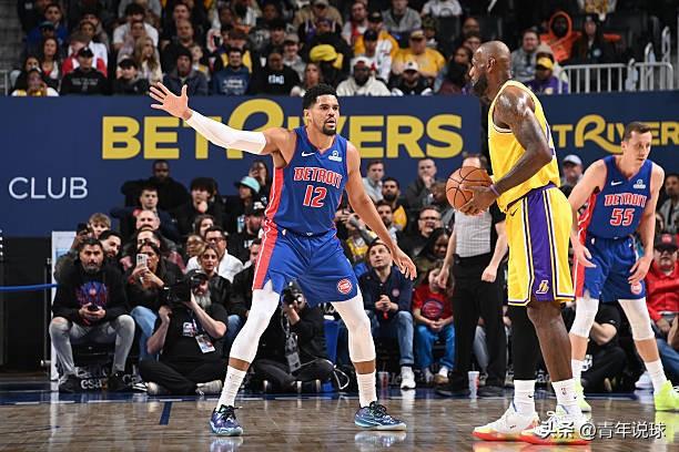 詹姆斯终于得分了！

今天客场对阵活塞队的比赛，詹姆斯由于手指受伤状态不佳，在上