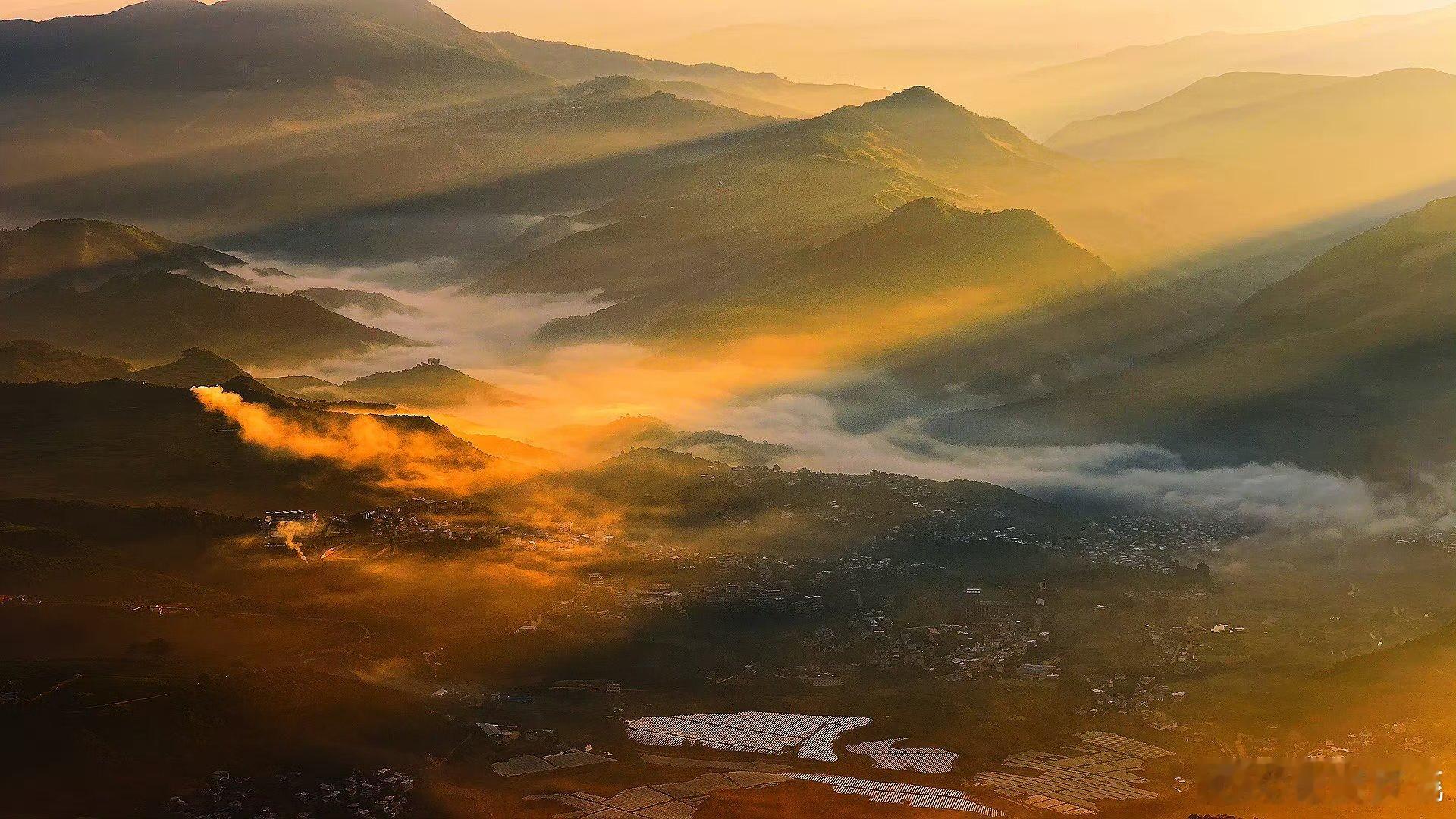 云南流动金色画卷  云南永德大雪山呈现出来的好看的风景真的是如同金色的画卷一样的